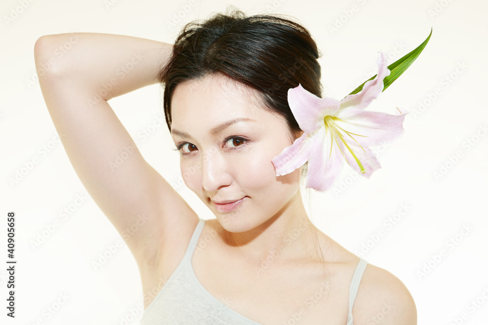 百合の花を持った笑顔の女性