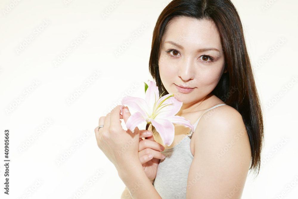 百合の花を持った笑顔の女性