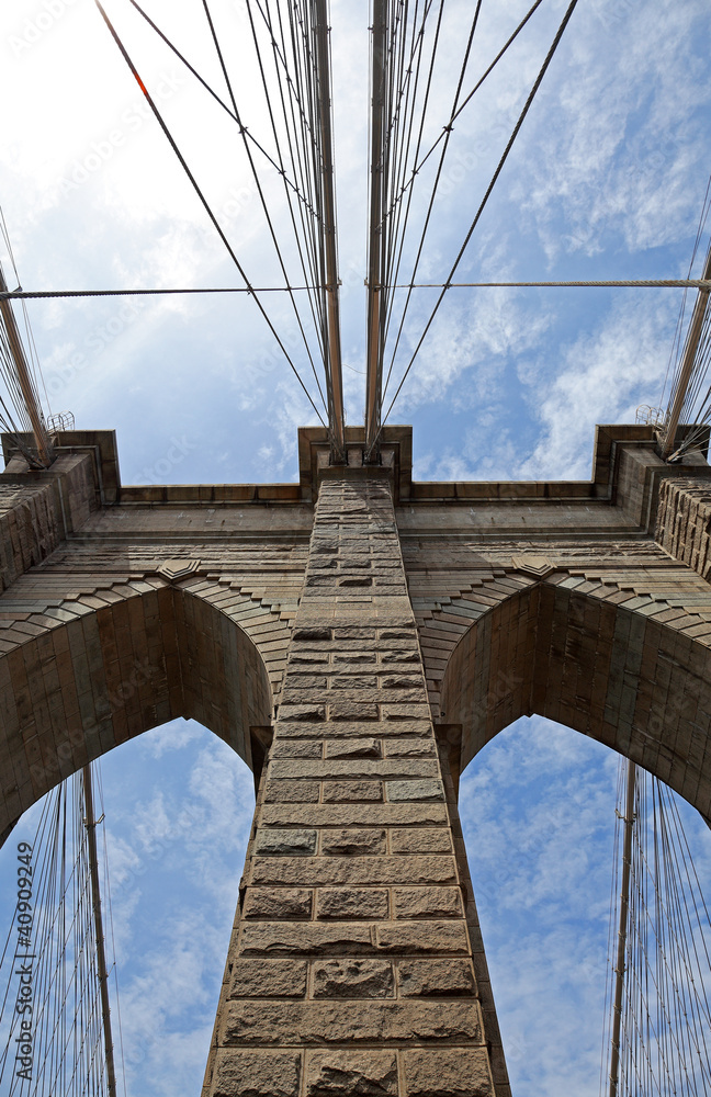 Naklejka premium Brooklyn Bridge przed błękitne niebo