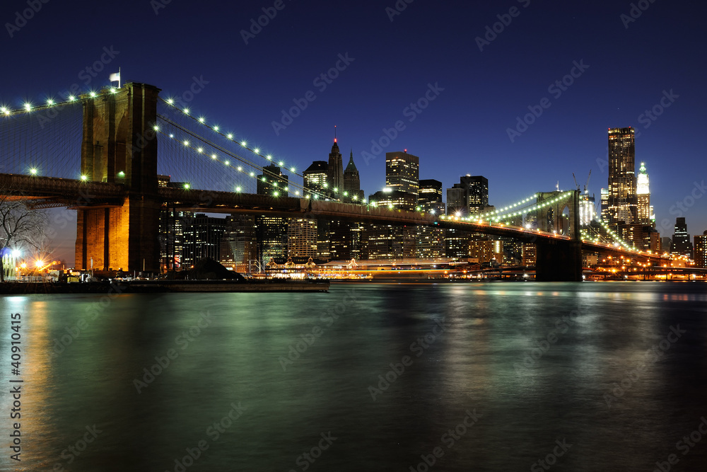 Notturno su ponte di Brooklyn e Manhattan