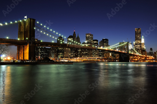 Notturno su ponte di Brooklyn e Manhattan