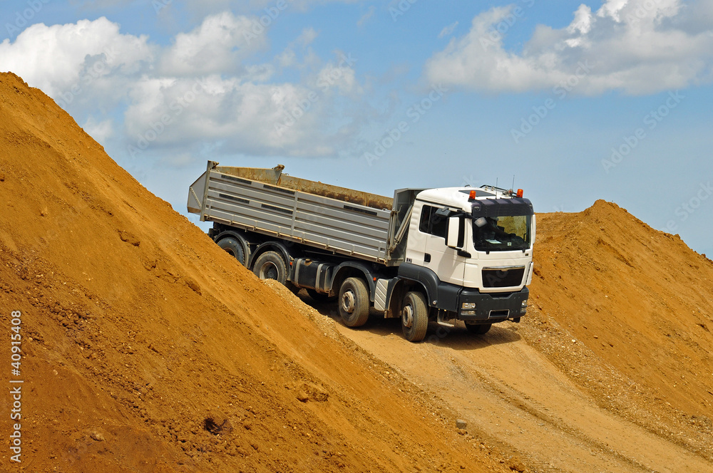 lkw auf baustelle