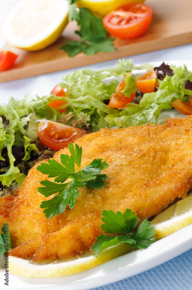 Cotoletta di pollo con verdure, close-up Cotoletta di pollo con verdure, close-up