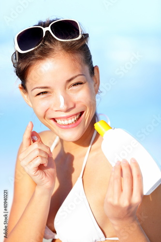 Vacation woman putting sunscreen