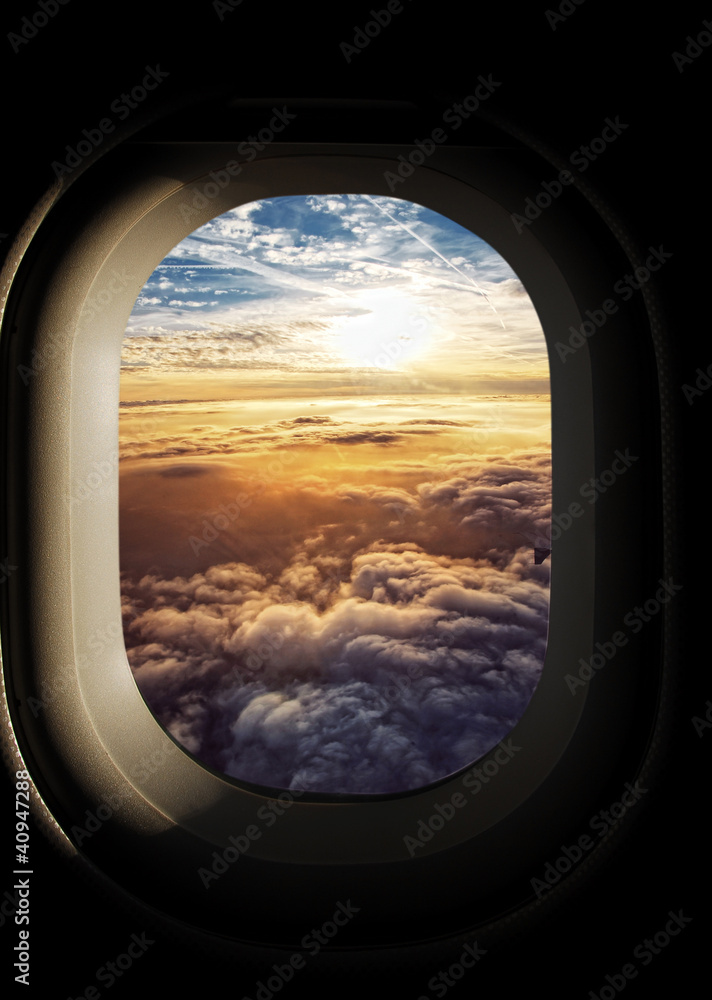 Naklejka premium niebiańskie niebo widziane przez okna samolotu