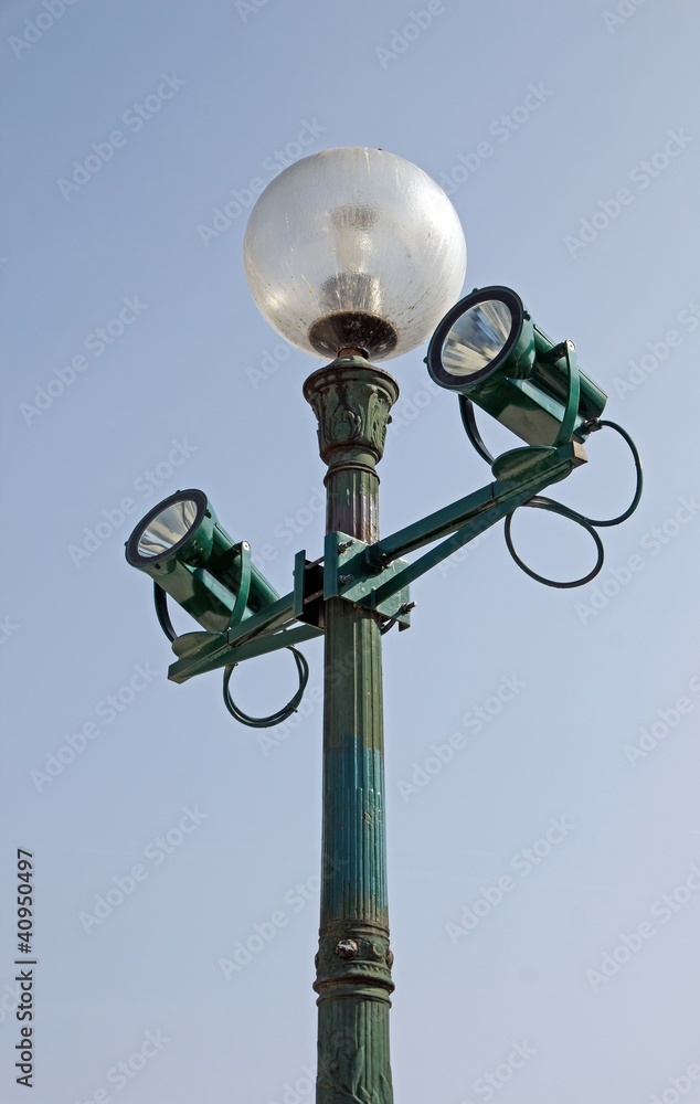 ancien lampadaire parisien modernisé