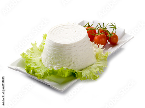Quadro su tela ricotta with tomatoes and lettuce on dish