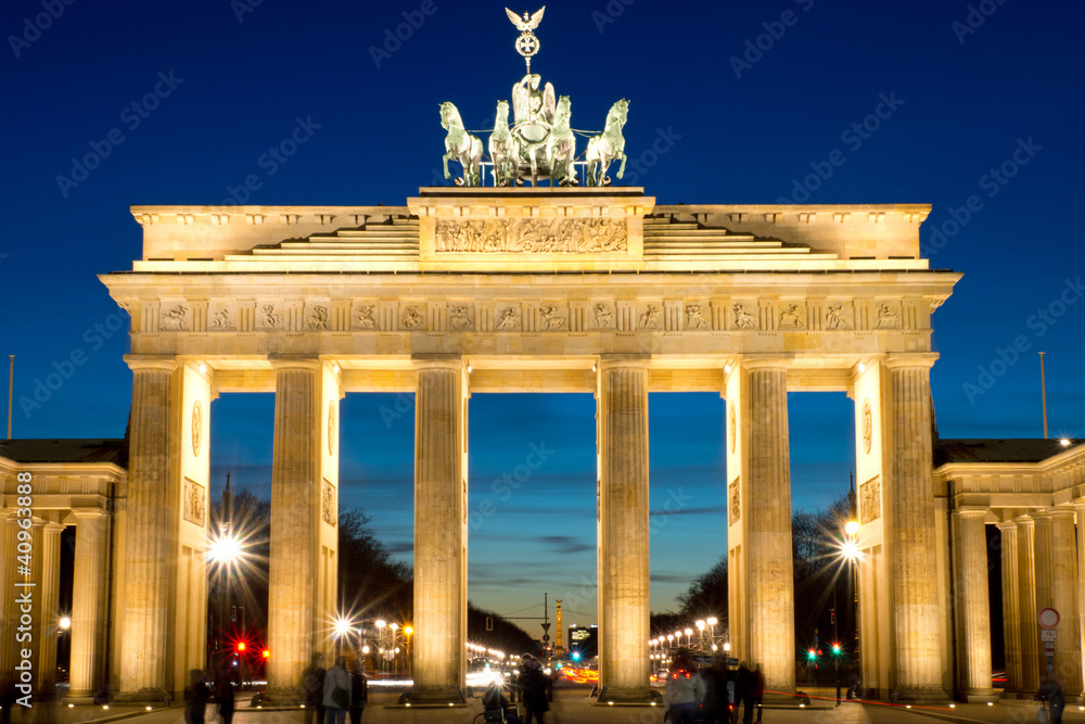 Obraz premium The Brandenburger Tor in Berlin at dawn