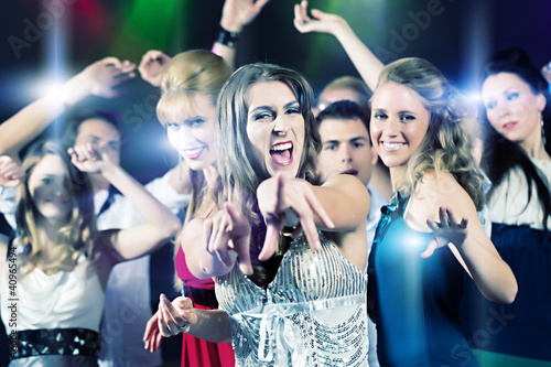 Leute tanzen in Club oder Disco Party