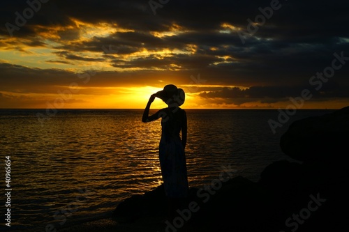 Valokuva silhouette féminine devant le soleil couchant