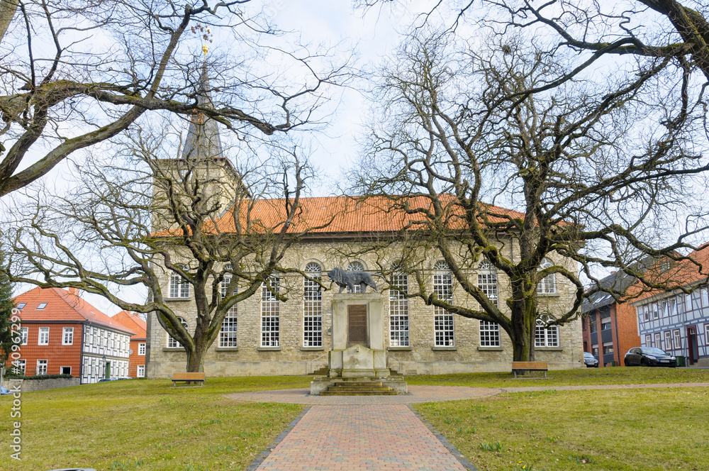 Kirche St. Martini mit Kriegerdenkmal in Dransfeld Kirche St. Martini mit Kriegerdenkmal in Dransfeld