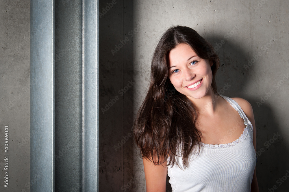 Portrait einer schönen jungen Frau in weißem Top Portrait einer schönen jungen Frau in weißem Top