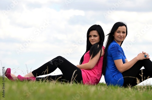 Deux amis, les filles parlent en dehors dans le parc photo