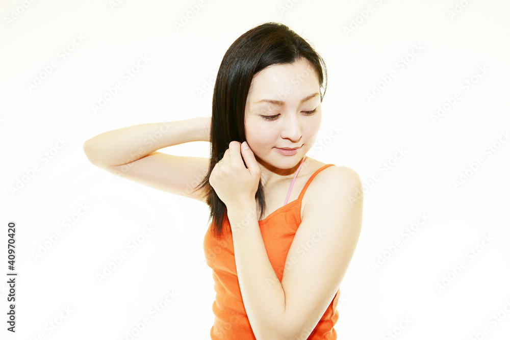 ヘアケアをしている笑顔の女性 ヘアケアをしている笑顔の女性