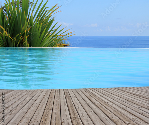 piscine à débordement, margelle bois photo