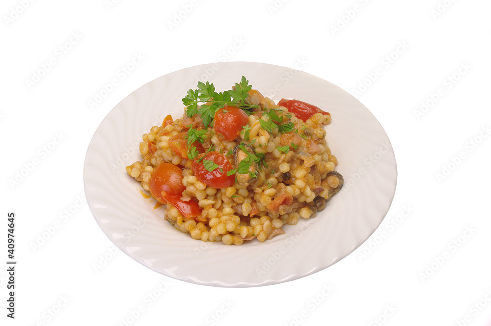 Piatto di Fregola alla pescatora su fondo bianco Piatto di Fregola alla pescatora su fondo bianco