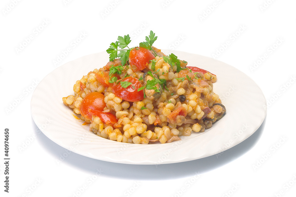 Piatto di Fregola alla pescatora su fondo bianco Piatto di Fregola alla pescatora su fondo bianco