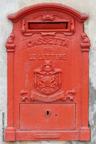 vecchia cassetta della posta rossa photo