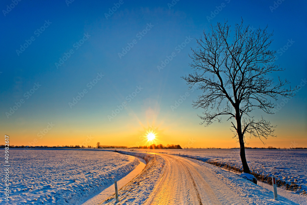 Fototapeta premium Sunset in a white winter landscape