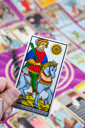 Cavalier de Deniers, Tarot card held in the hand
