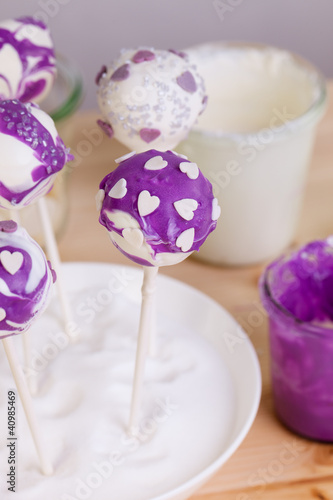 lila Cake Pop mit weißen Herzen photo