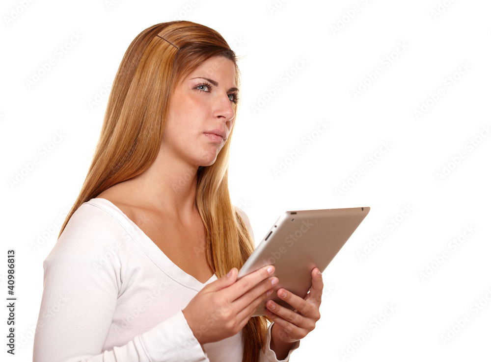 Frau mit Tablet PC denkt nach