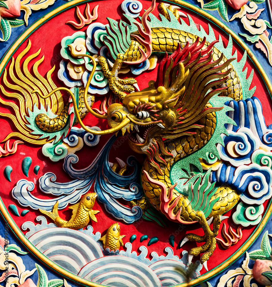 Naklejka premium Dragon statue on the colorful wall