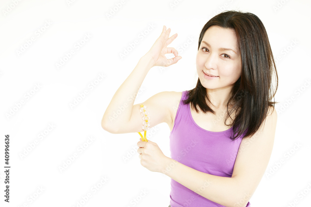 腕のマッサージをしている笑顔の女性 腕のマッサージをしている笑顔の女性