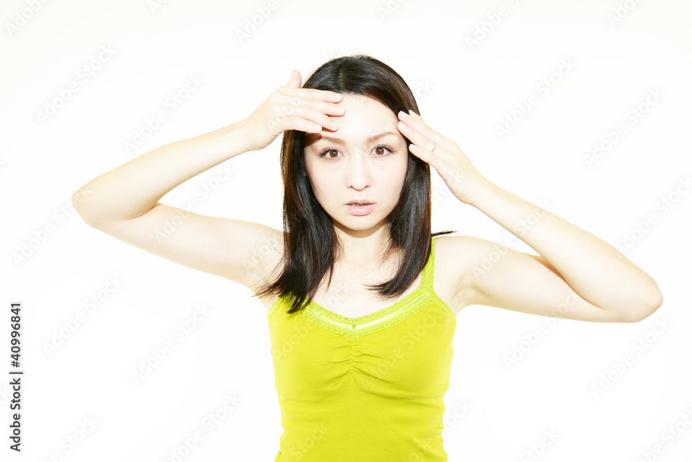 スキンケアをしている女性 スキンケアをしている女性