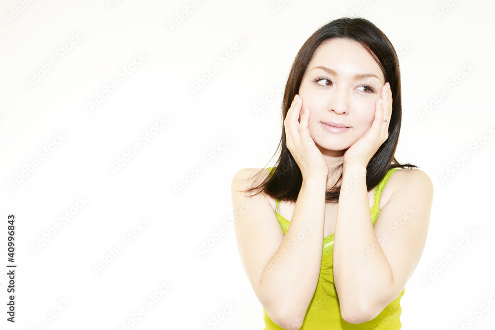 スキンケアをしている笑顔の女性