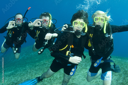 group of scuba divers © JonMilnes