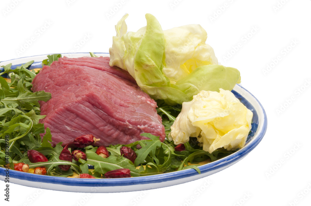 piatto con carne cruda e lattuga piatto con carne cruda e lattuga