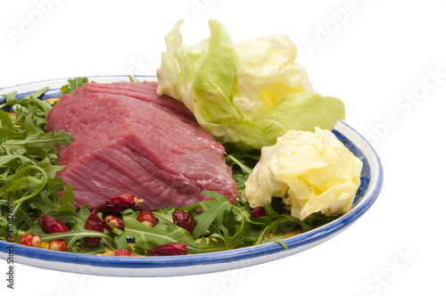 piatto con carne cruda e lattuga