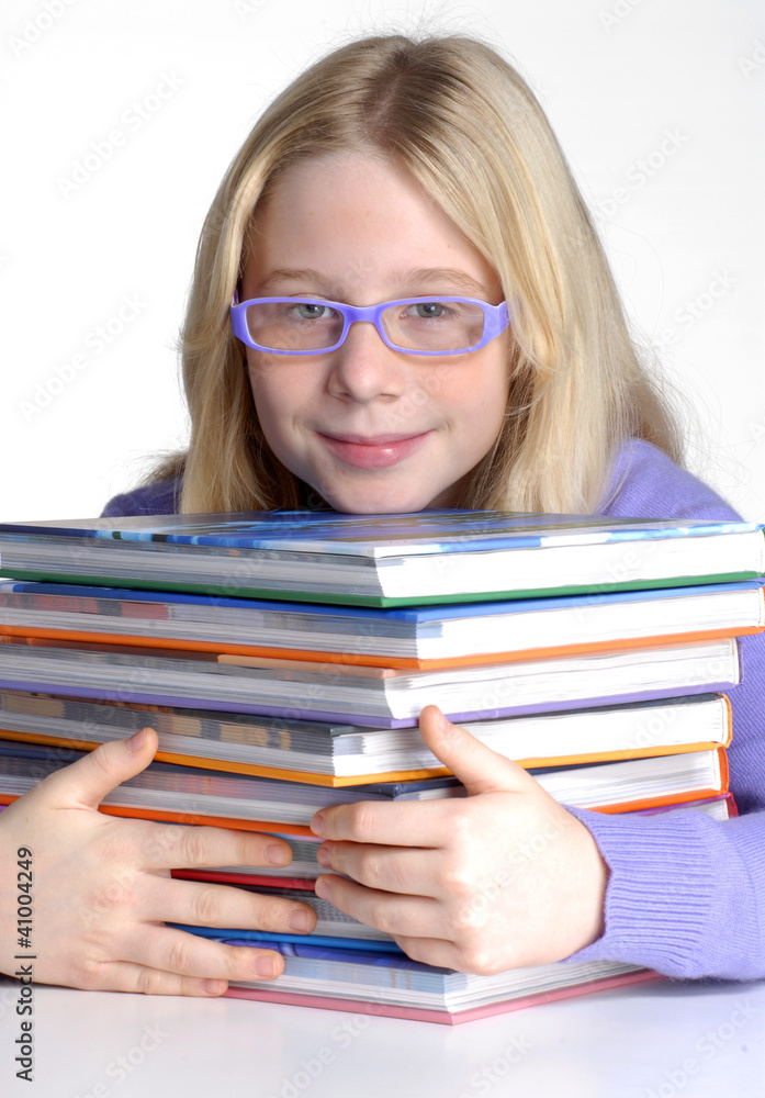 Niña de regreso a clases sujetando unos libros. Niña de regreso a clases sujetando unos libros.