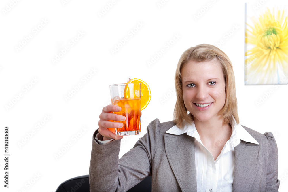 Junge moderne Frau mit einem Cocktail in der Hand Junge moderne Frau mit einem Cocktail in der Hand