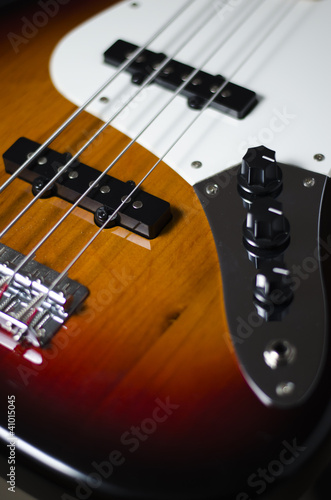 basso elettrico jazz sunburst