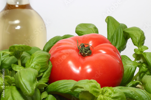 Tomate mit Basilikum und Weißwein