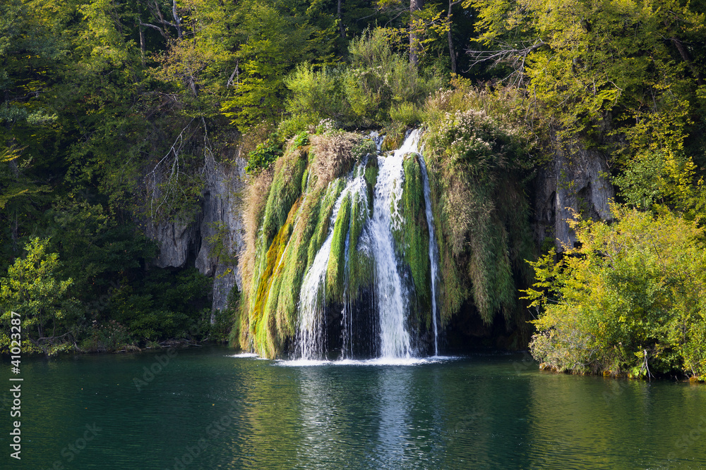 Obraz premium water cascades over moss and plants in plitvice, croatia