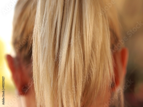 Zopf - Frau mit blonden Haarsträhnen