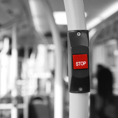 Papier peint photo Rouge, noir, blanc Bouton d'arrêt de bus londonien  © Sampajano