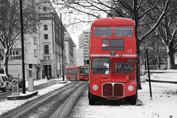 Papier peint photo Rouge, noir, blanc Bus impérial rouge dans Londres  © Sampajano