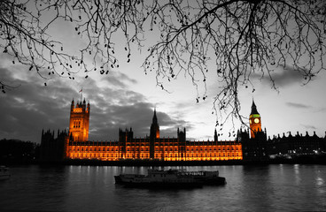 Papier peint photo Rouge, noir, blanc Westminster au crépuscule sur la Tamise  © Sampajano