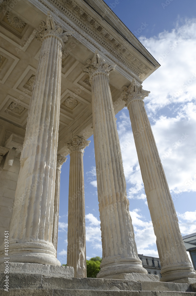 colonnes de la Maison Carrée de Nîmes, France