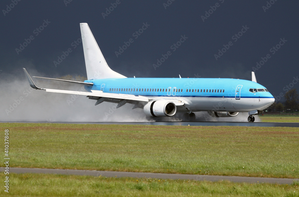 Boeing 737 landing on a wet runway Boeing 737 landing on a wet runway