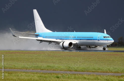 Boeing 737 landing on a wet runway