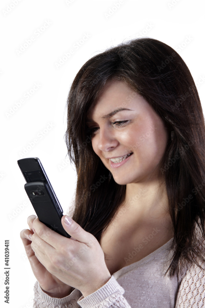 junge Frau tippt auf ihrem Mobiltelefon junge Frau tippt auf ihrem Mobiltelefon
