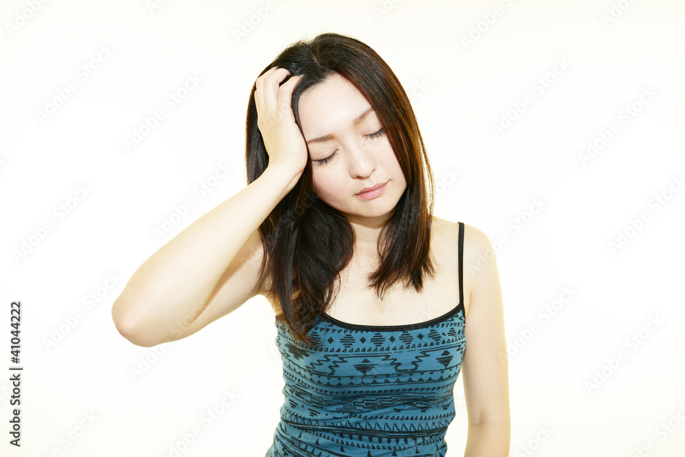 頭痛を訴える女性 頭痛を訴える女性