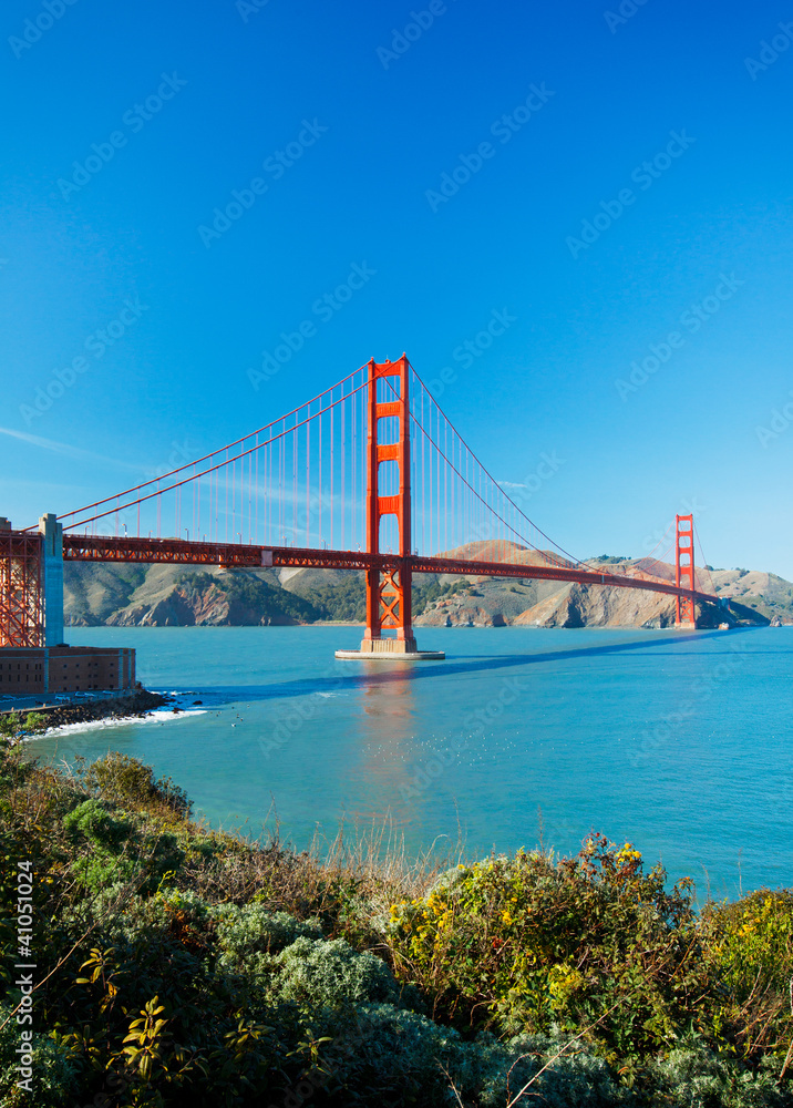 Fototapeta premium The Golden Gate Bridge in San Francisco with beautiful blue ocea
