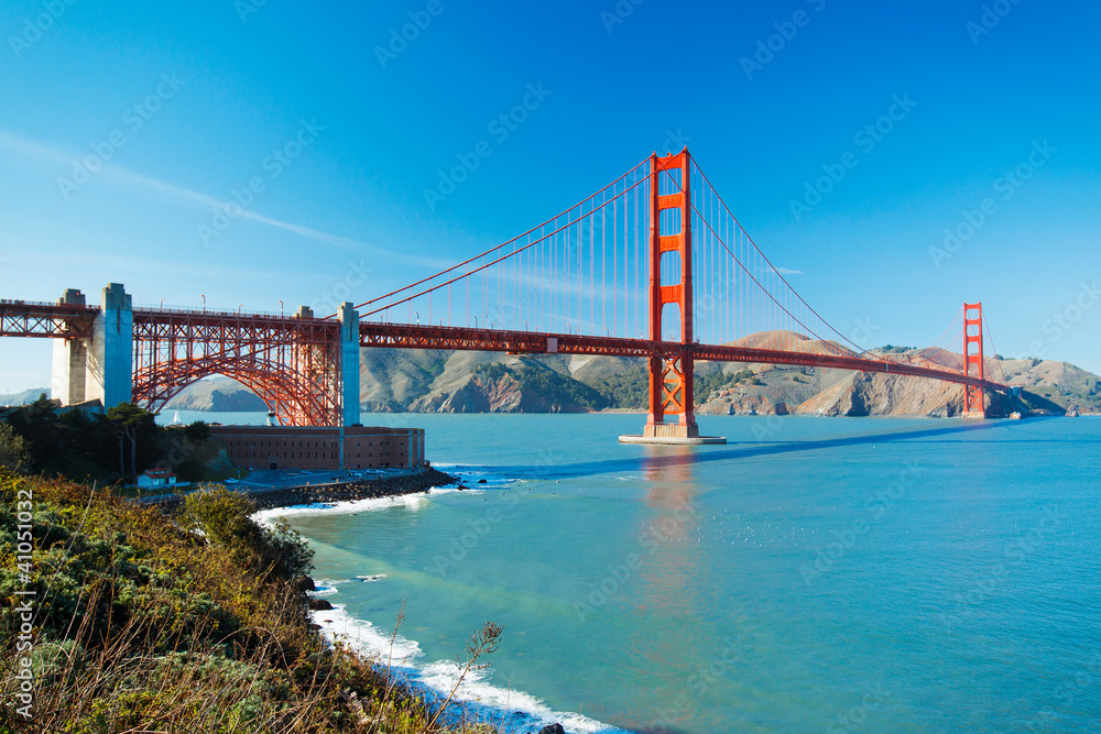 Naklejka premium The Golden Gate Bridge in San Francisco with beautiful blue ocea