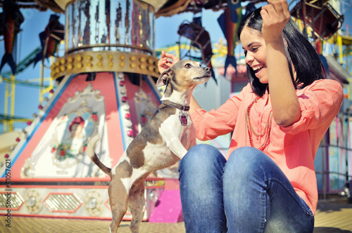Frau und Hund auf Jahrmarkt IV